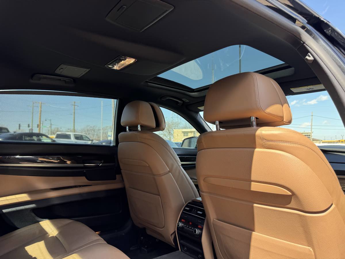 Used 2015 BMW 740Li image 38