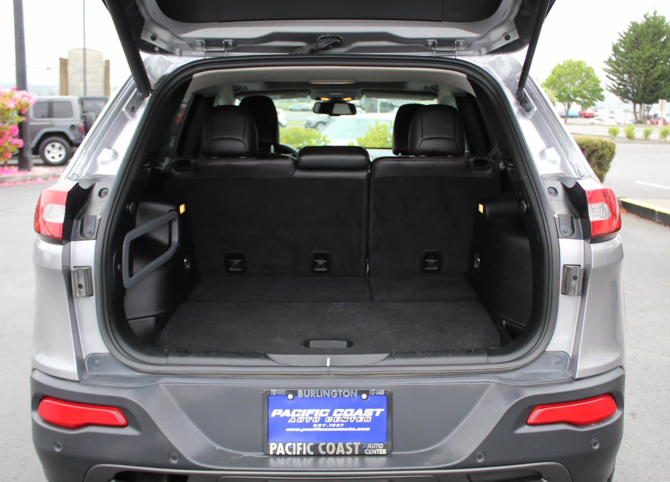 Used 2018 Jeep Cherokee Trailhawk w/ Comfort/Convenience Group AWD/4WD image 16