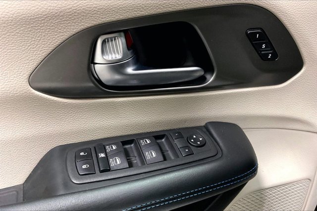 Used 2021 Chrysler Pacifica Touring-L w/ Uconnect Theater Family Group FWD image 40