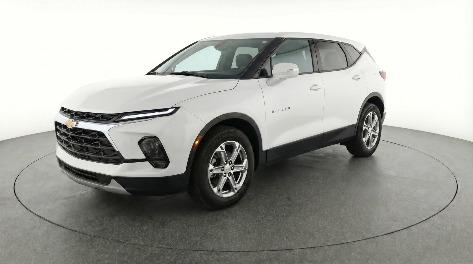 Used 2025 Chevrolet Blazer LT FWD image 3