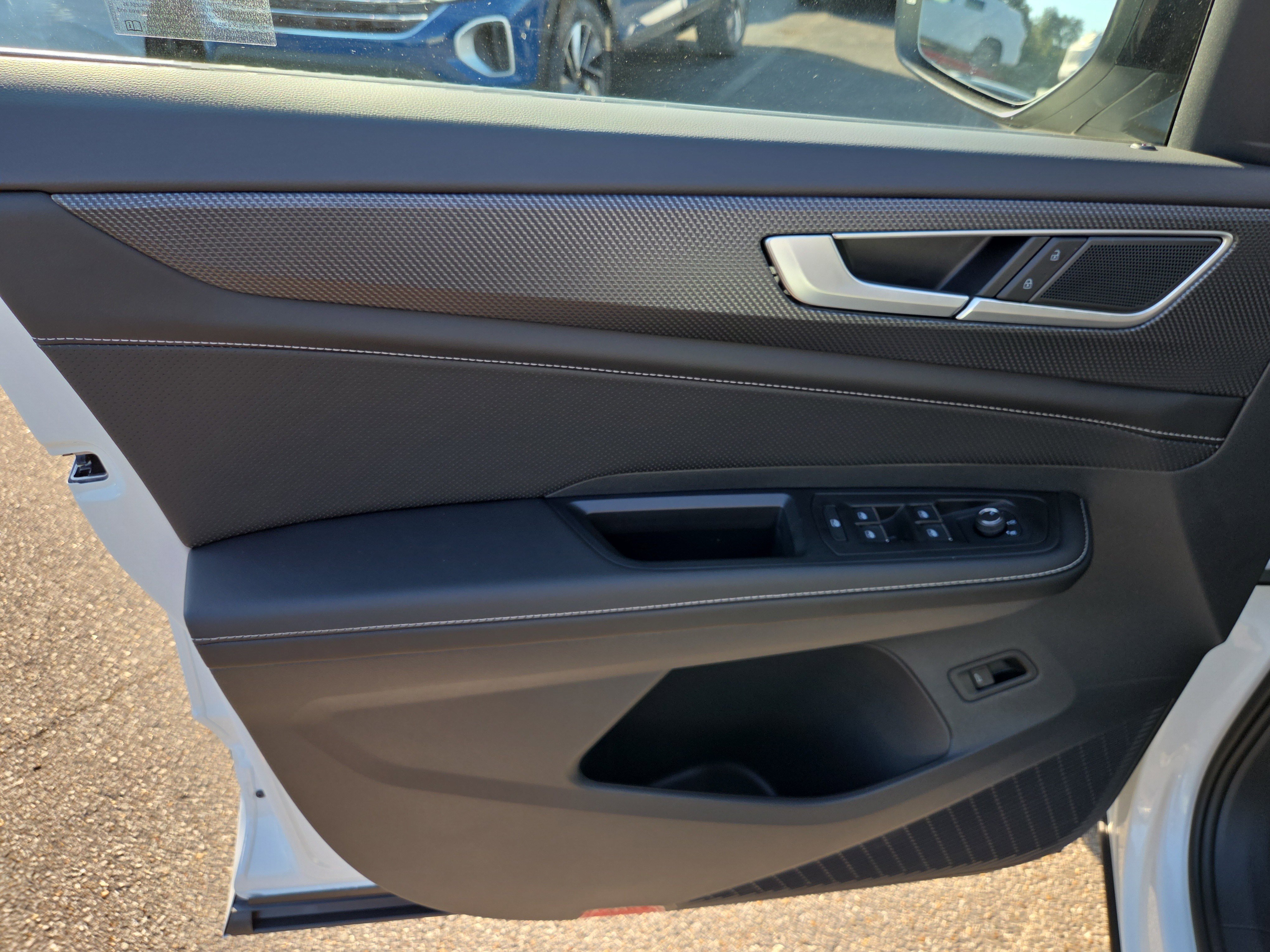 New 2026 Volkswagen Atlas Cross Sport SEL R-Line image 5