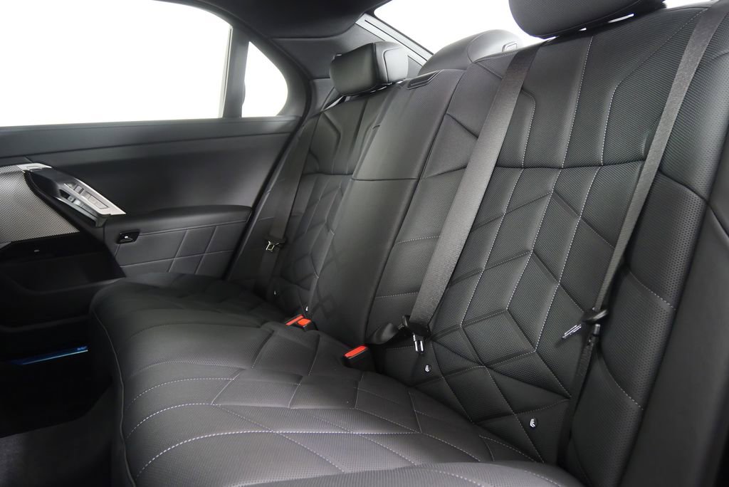 Used 2026 BMW 750e xDrive image 16