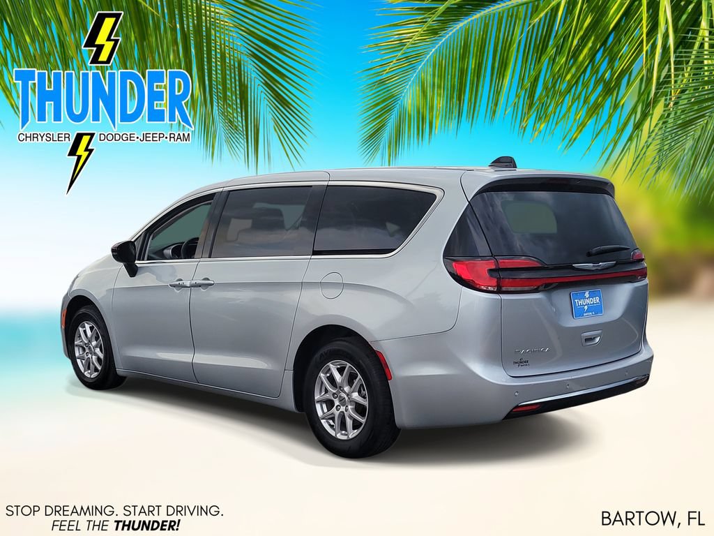 Used 2024 Chrysler Pacifica Touring-L FWD image 3