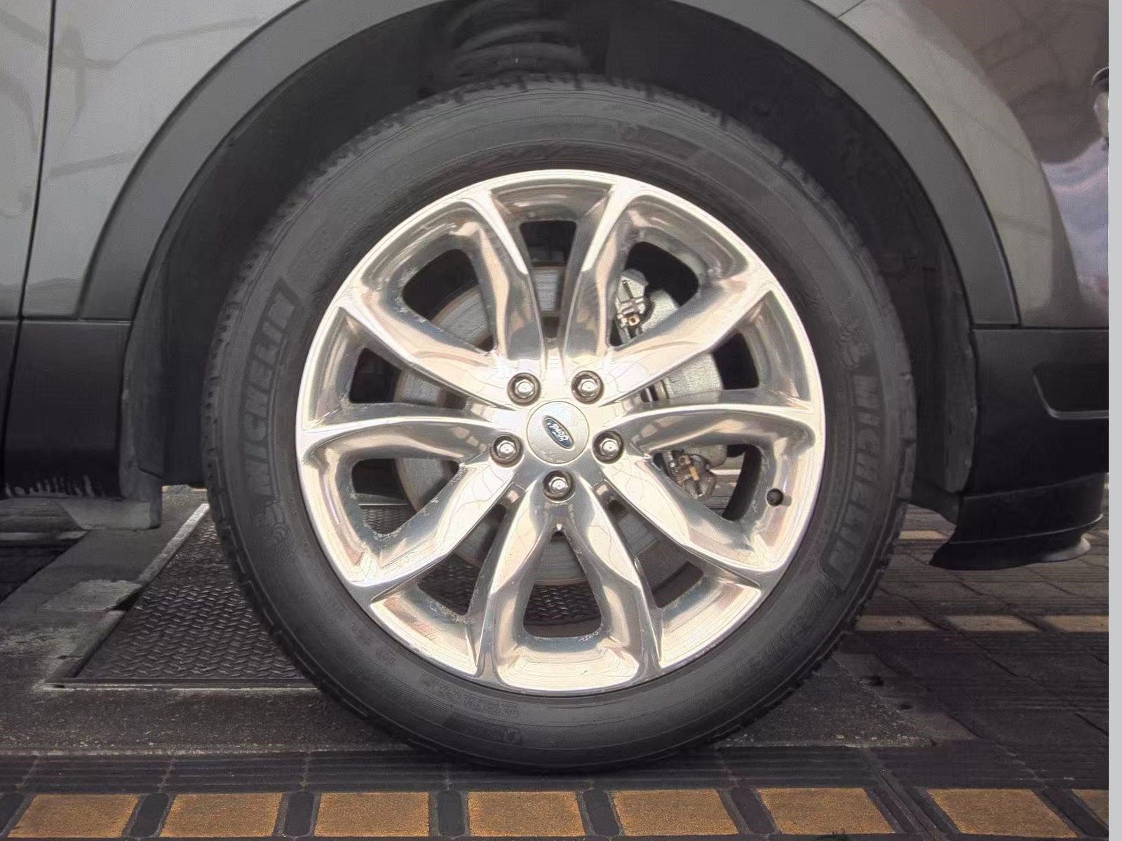 Used 2018 Ford Explorer XLT w/ Equipment Group 202A FWD image 13