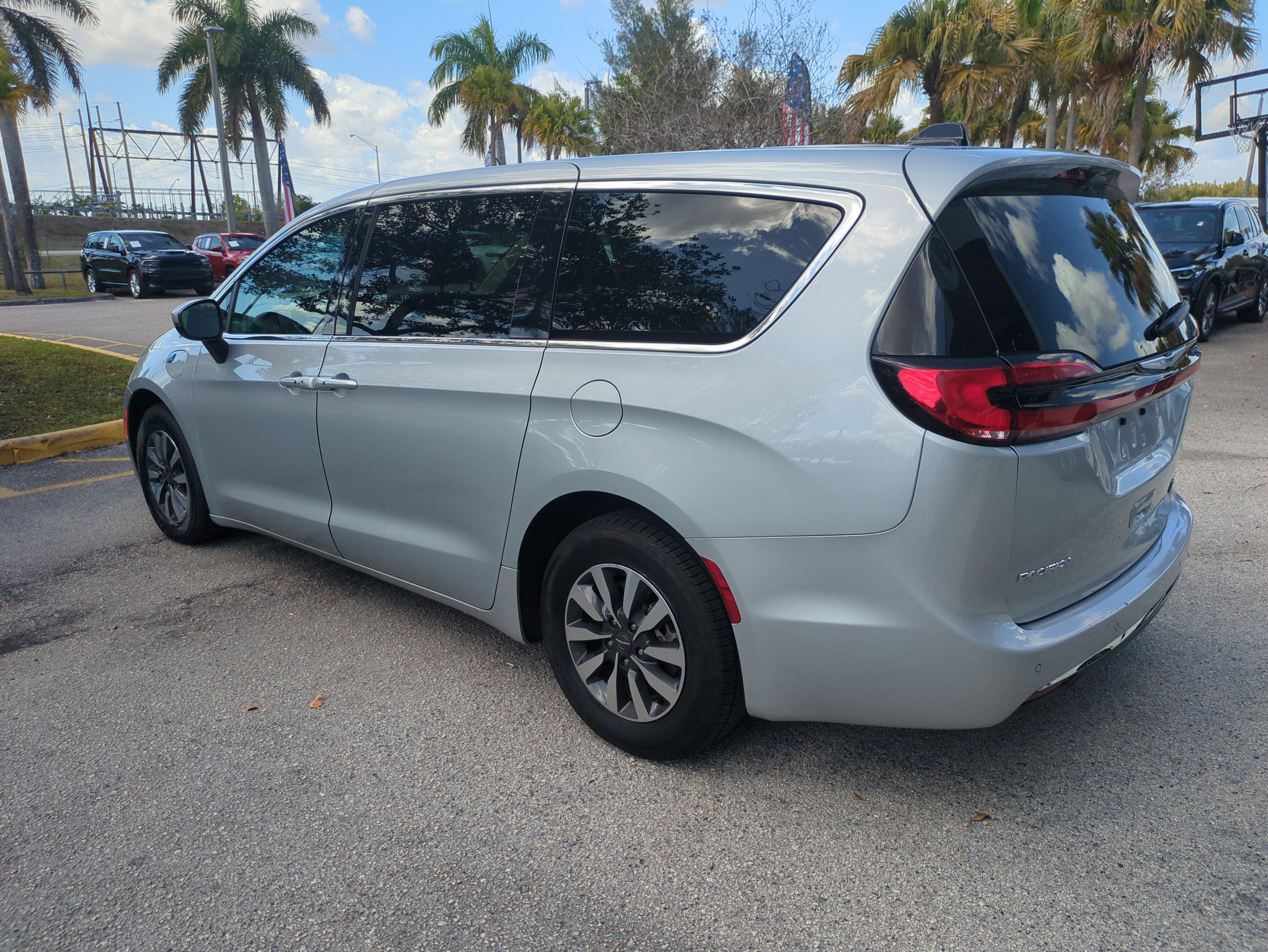 Certified 2023 Chrysler Pacifica Touring-L image 7
