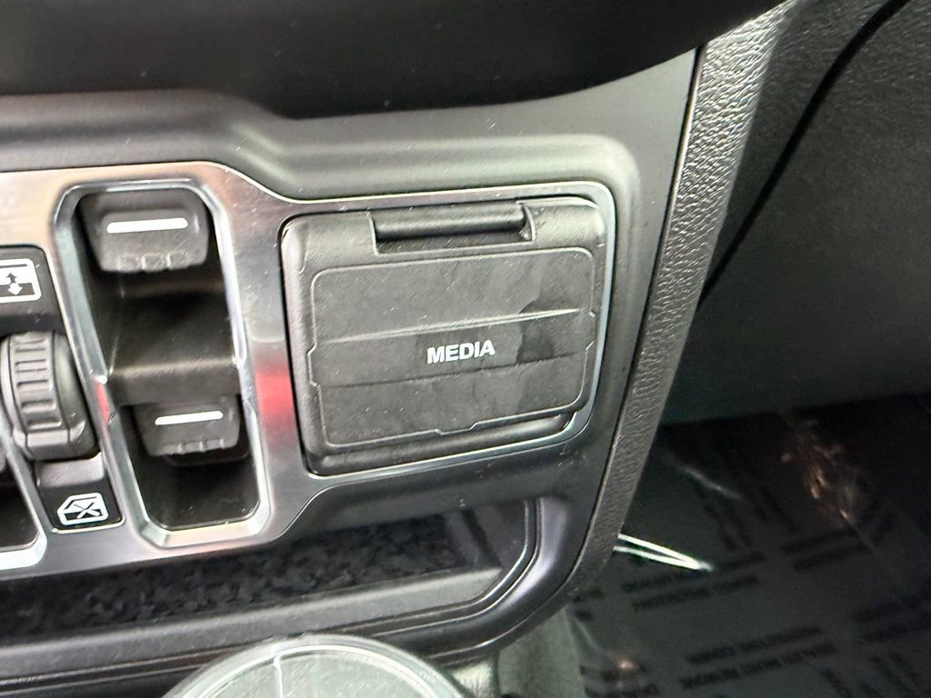 Used 2022 Jeep Wrangler Unlimited Sahara AWD/4WD image 26