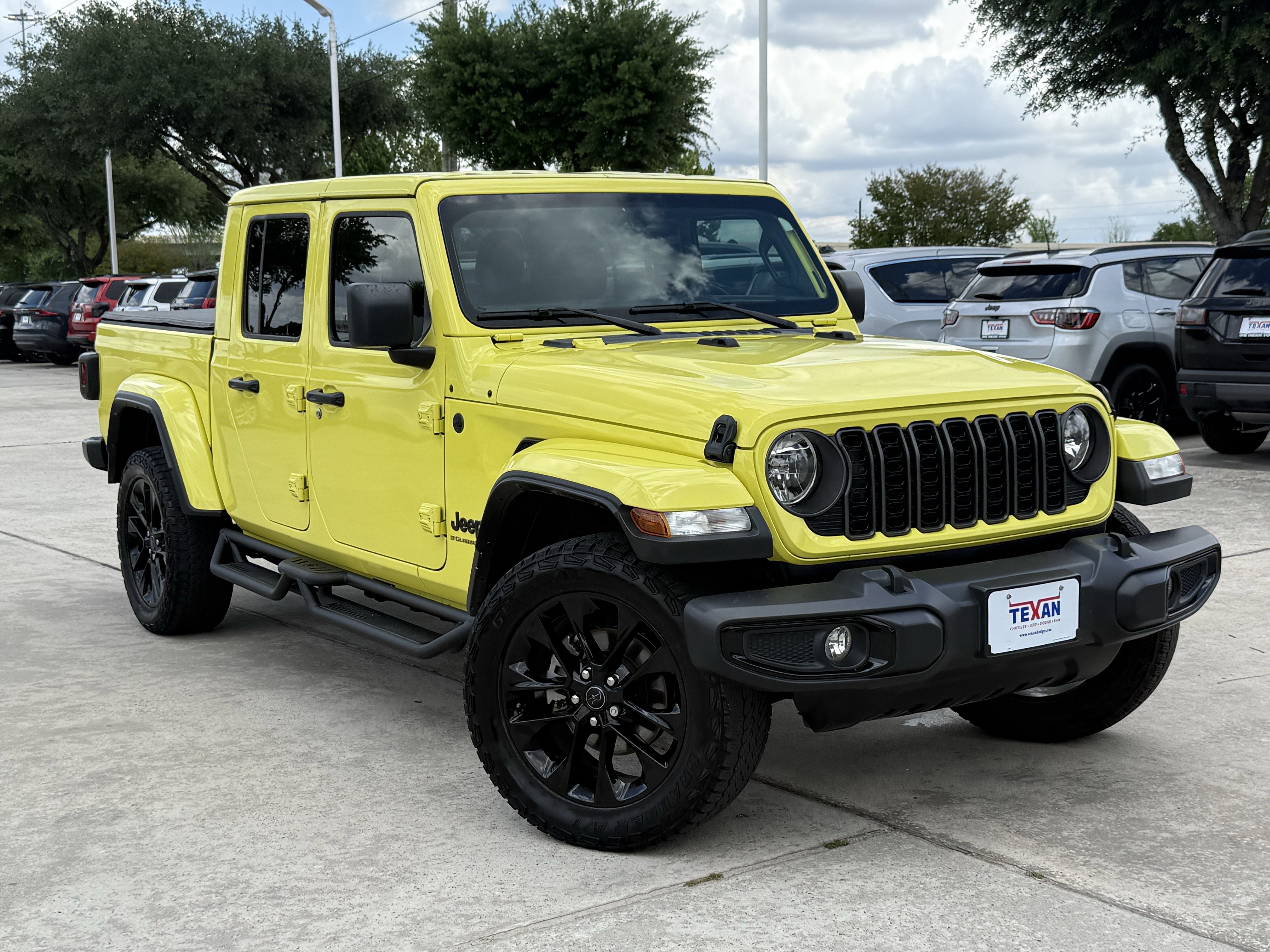 Used 2024 Jeep Gladiator Sport AWD/4WD image 2