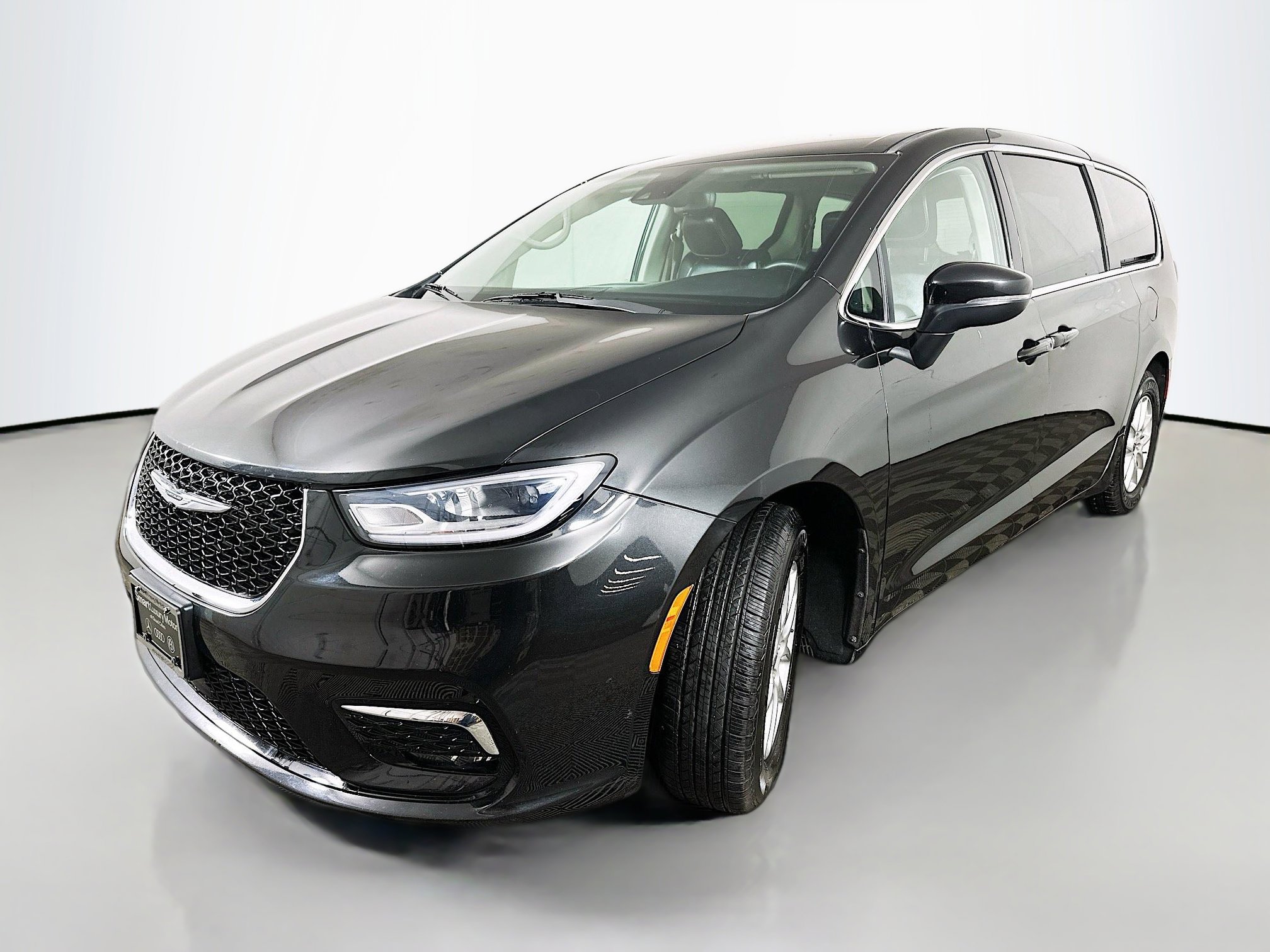 Used 2023 Chrysler Pacifica Touring-L FWD image 3