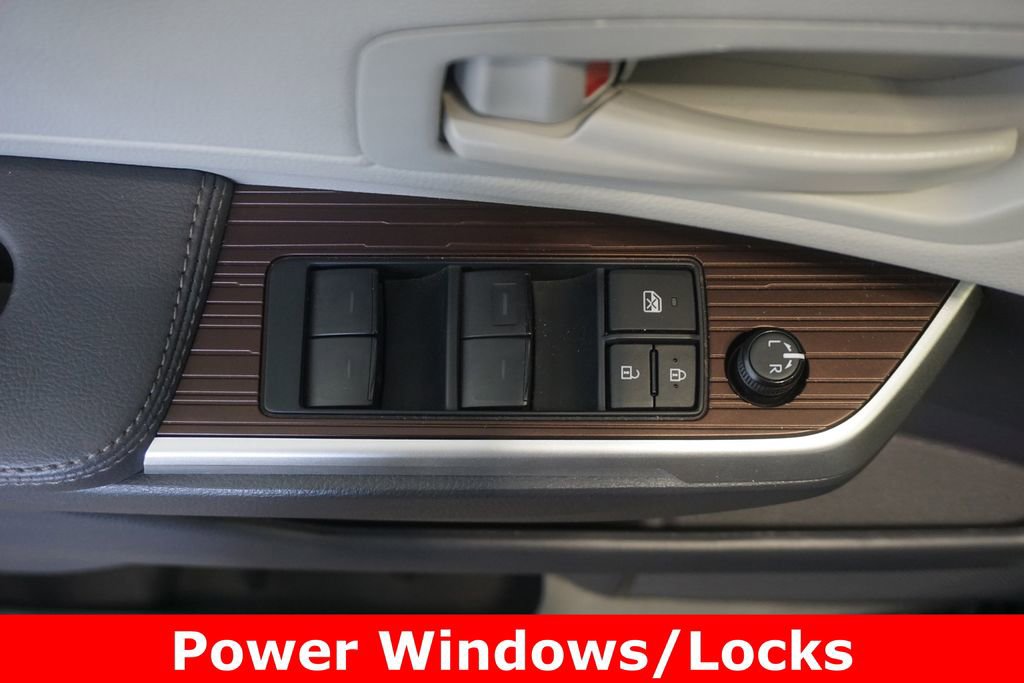 Used 2024 Toyota Sienna LE image 5