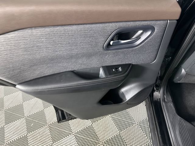 Used 2023 Nissan Rogue SV image 15