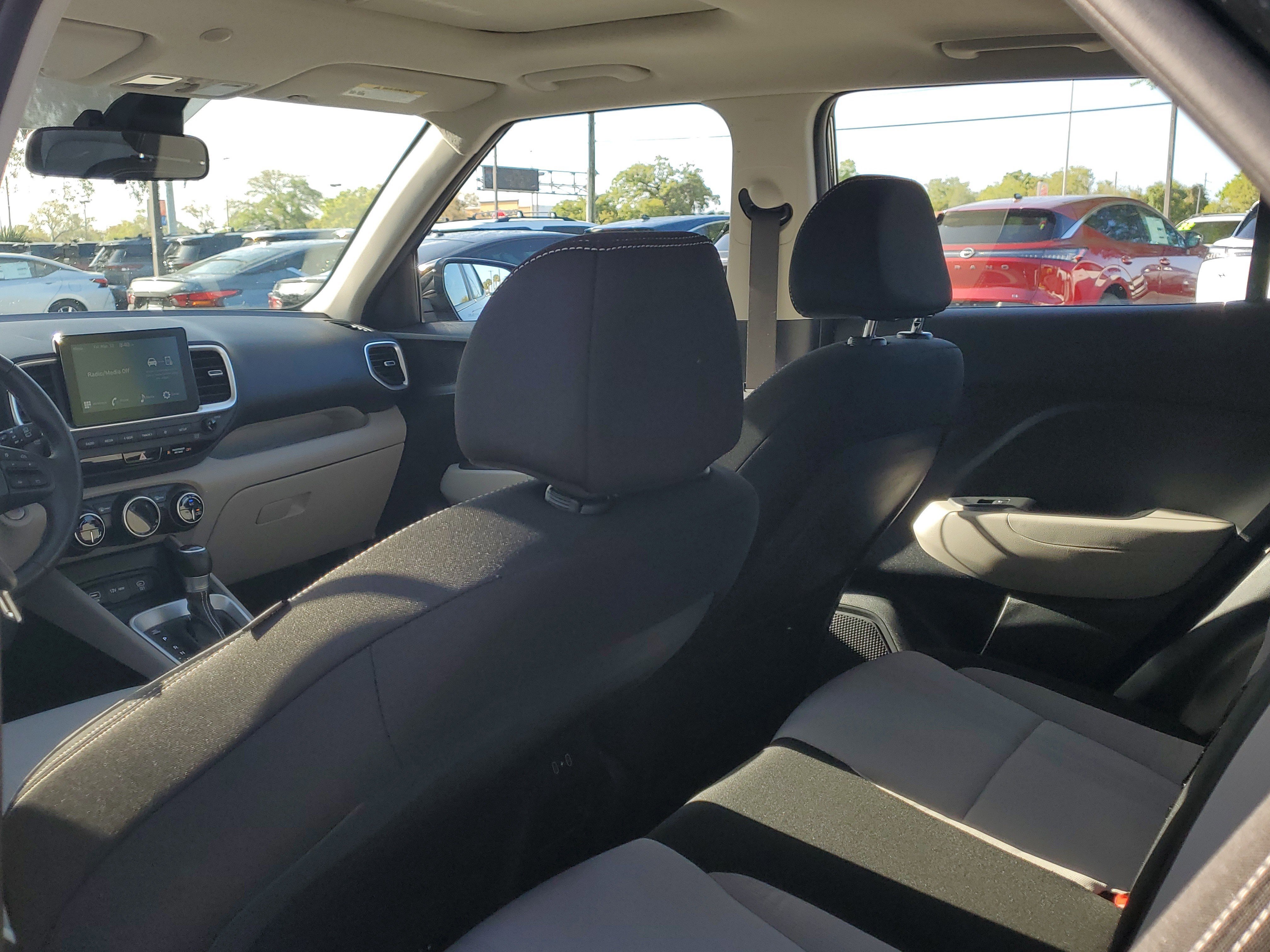 Used 2025 Hyundai Venue SEL FWD image 13