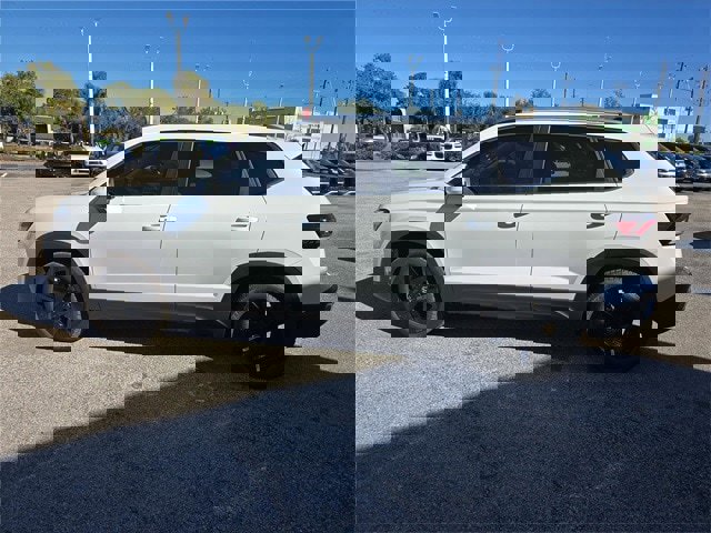 New 2025 Volkswagen Taos SE image 4