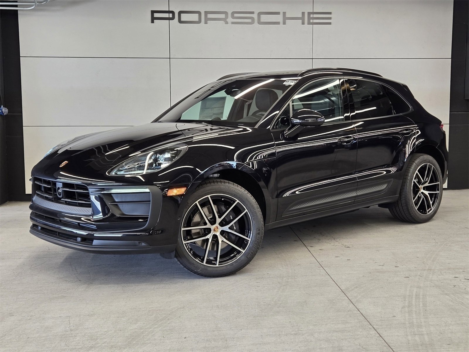 Certified 2025 Porsche Macan image 1