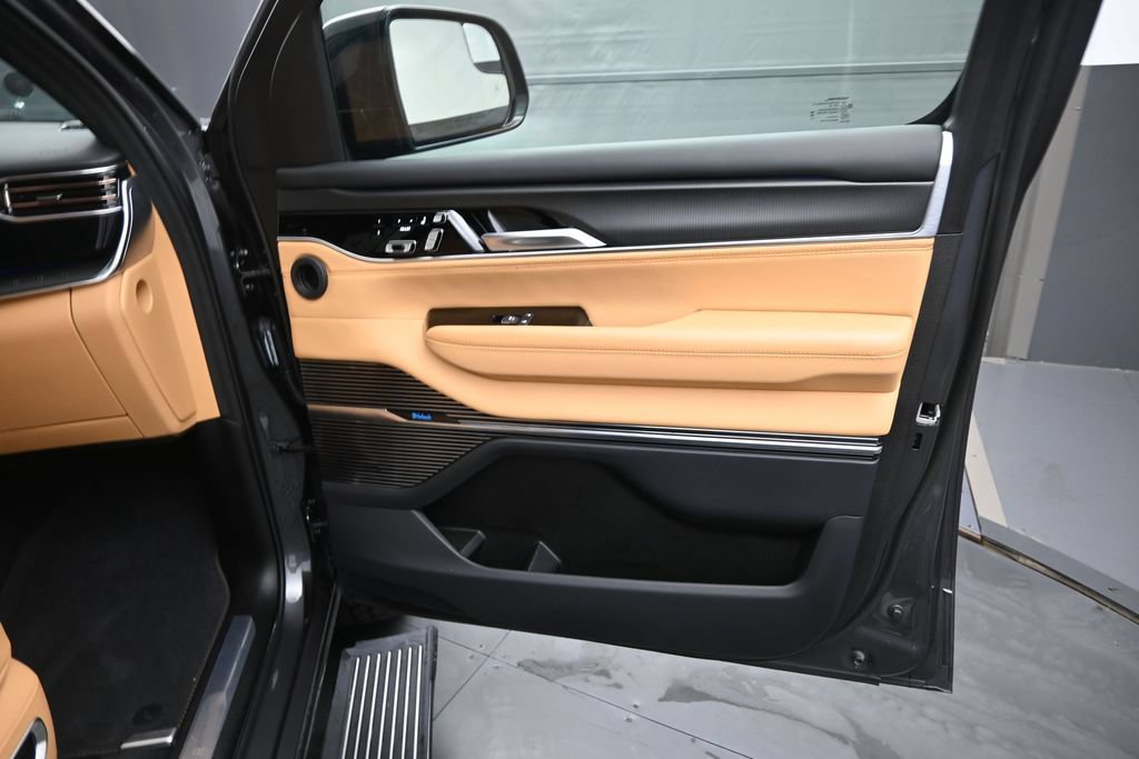 Used 2025 Jeep Grand Wagoneer Series III w/ Rear Seat Video Group 1 AWD/4WD image 12