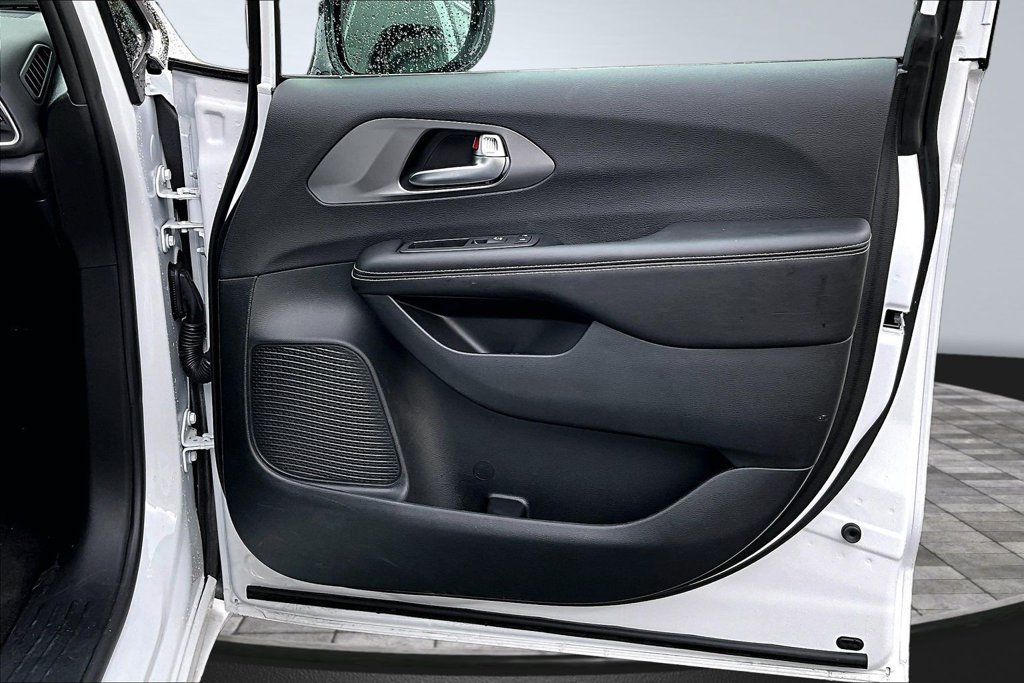 Used 2026 Chrysler Pacifica Select FWD image 15