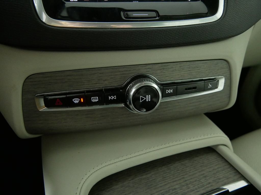 Used 2023 Volvo XC90 B6 Plus AWD/4WD image 28