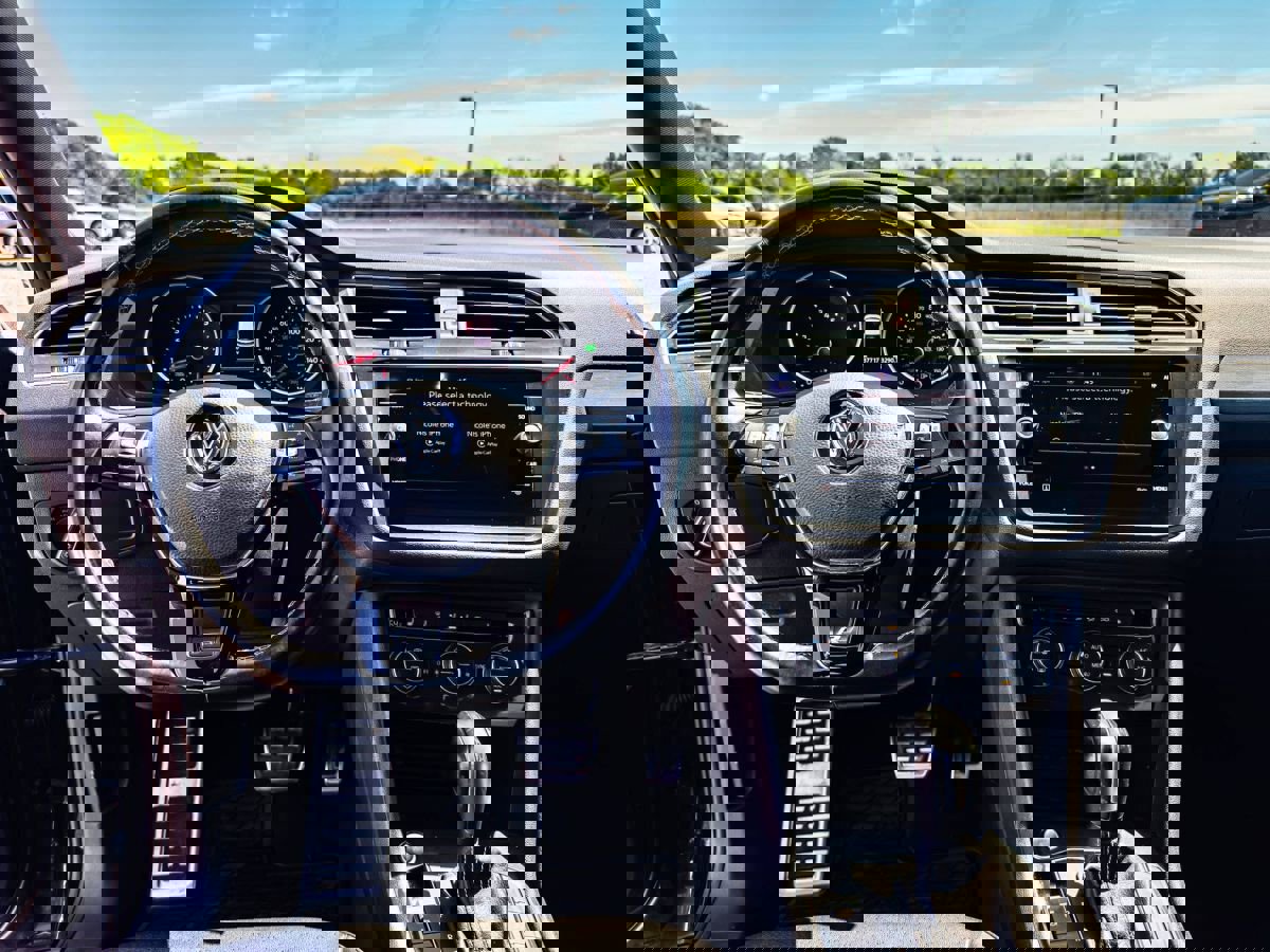 Used 2021 Volkswagen Tiguan SEL AWD/4WD image 10