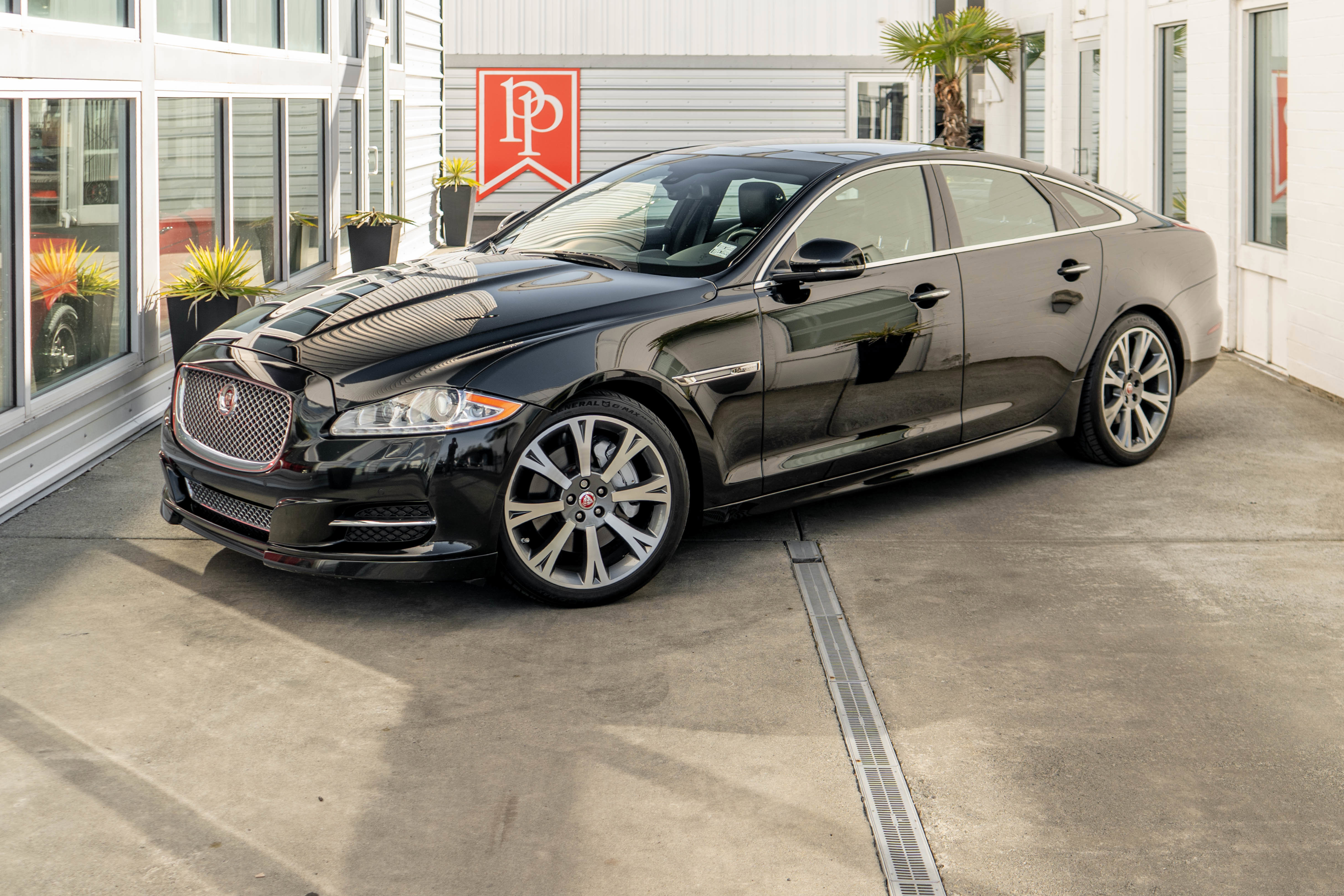 Used 2015 Jaguar XJ image 2