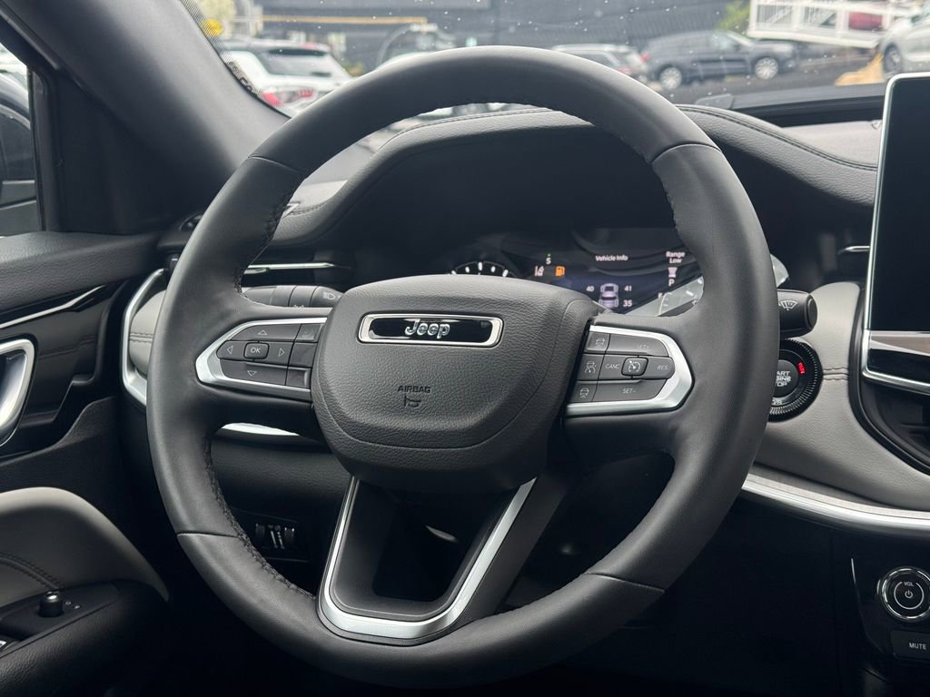 Used 2025 Jeep Compass Limited AWD/4WD image 17