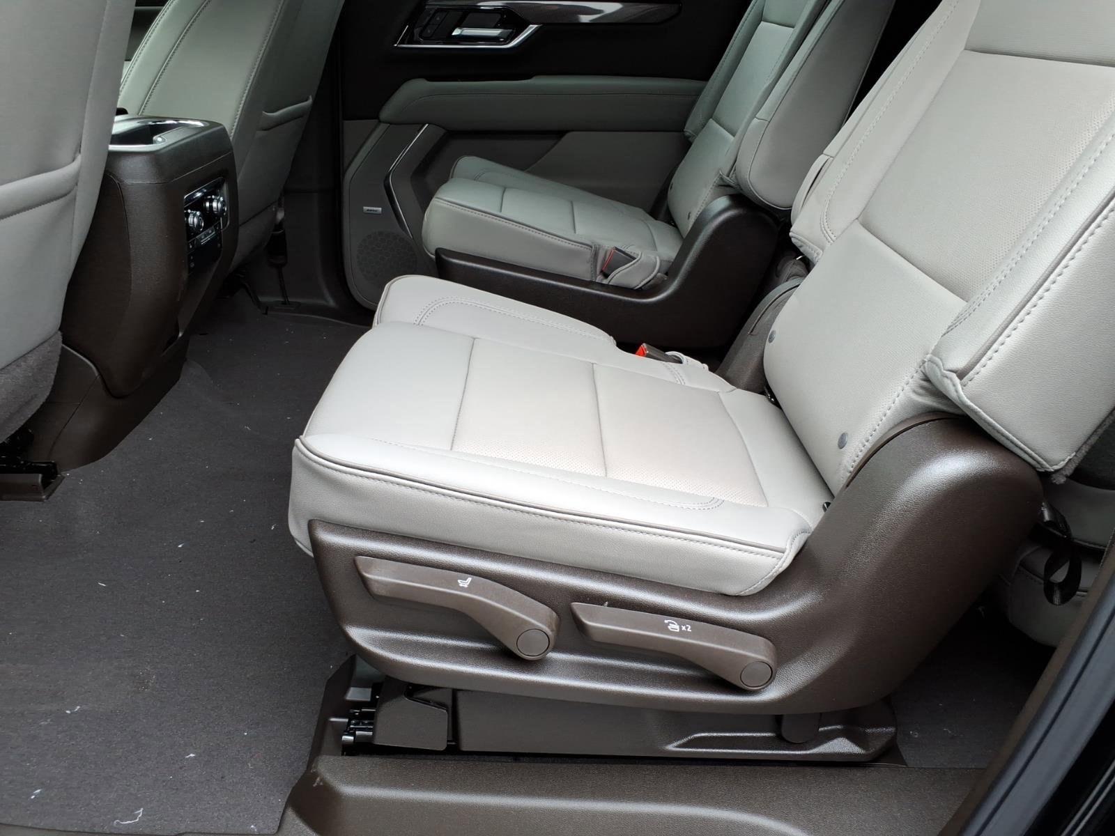 New 2026 GMC Yukon XL Elevation image 12