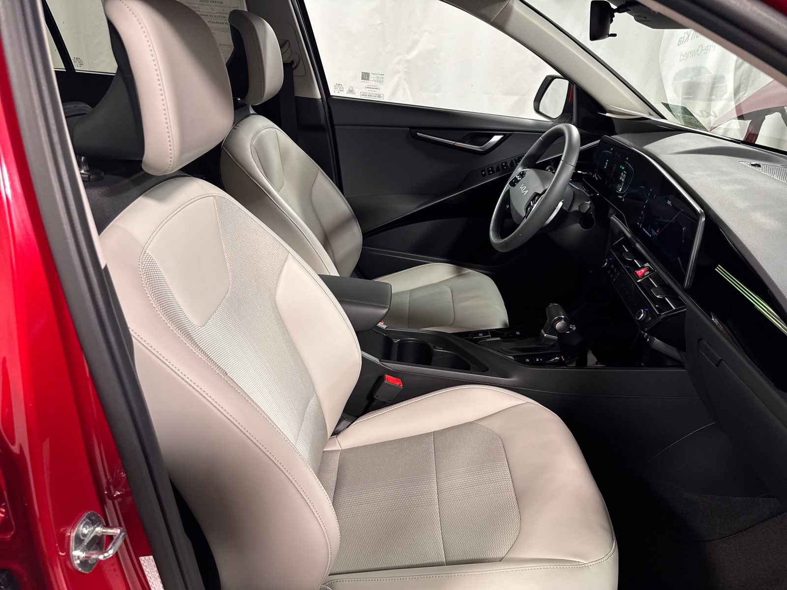 Certified 2023 Kia Niro EX image 28