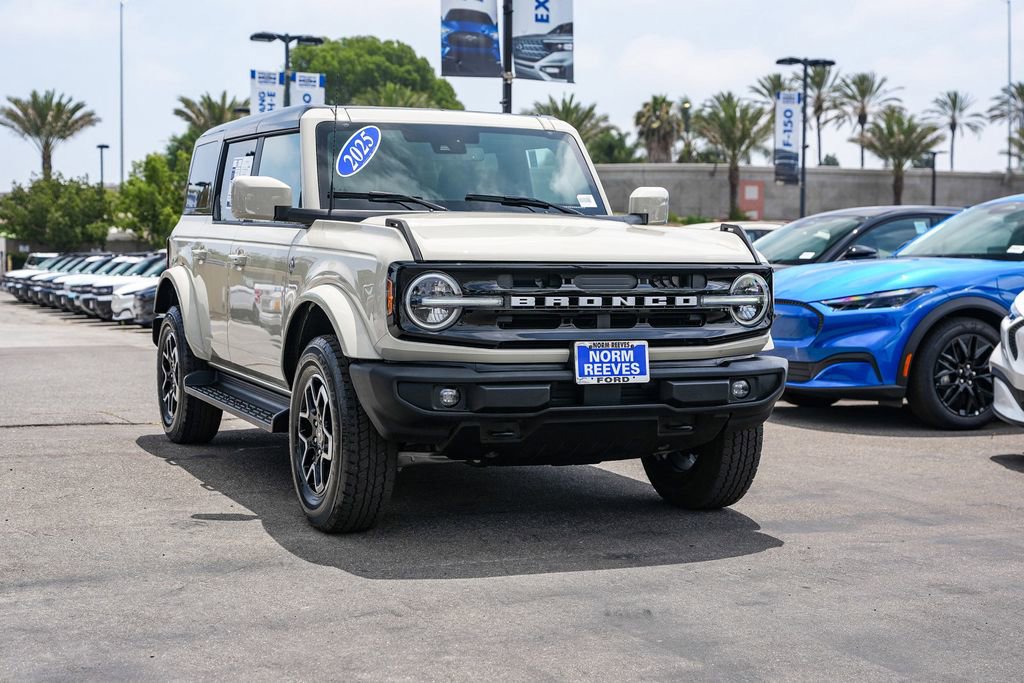 Used 2025 Ford Bronco Outer Banks AWD/4WD image 3