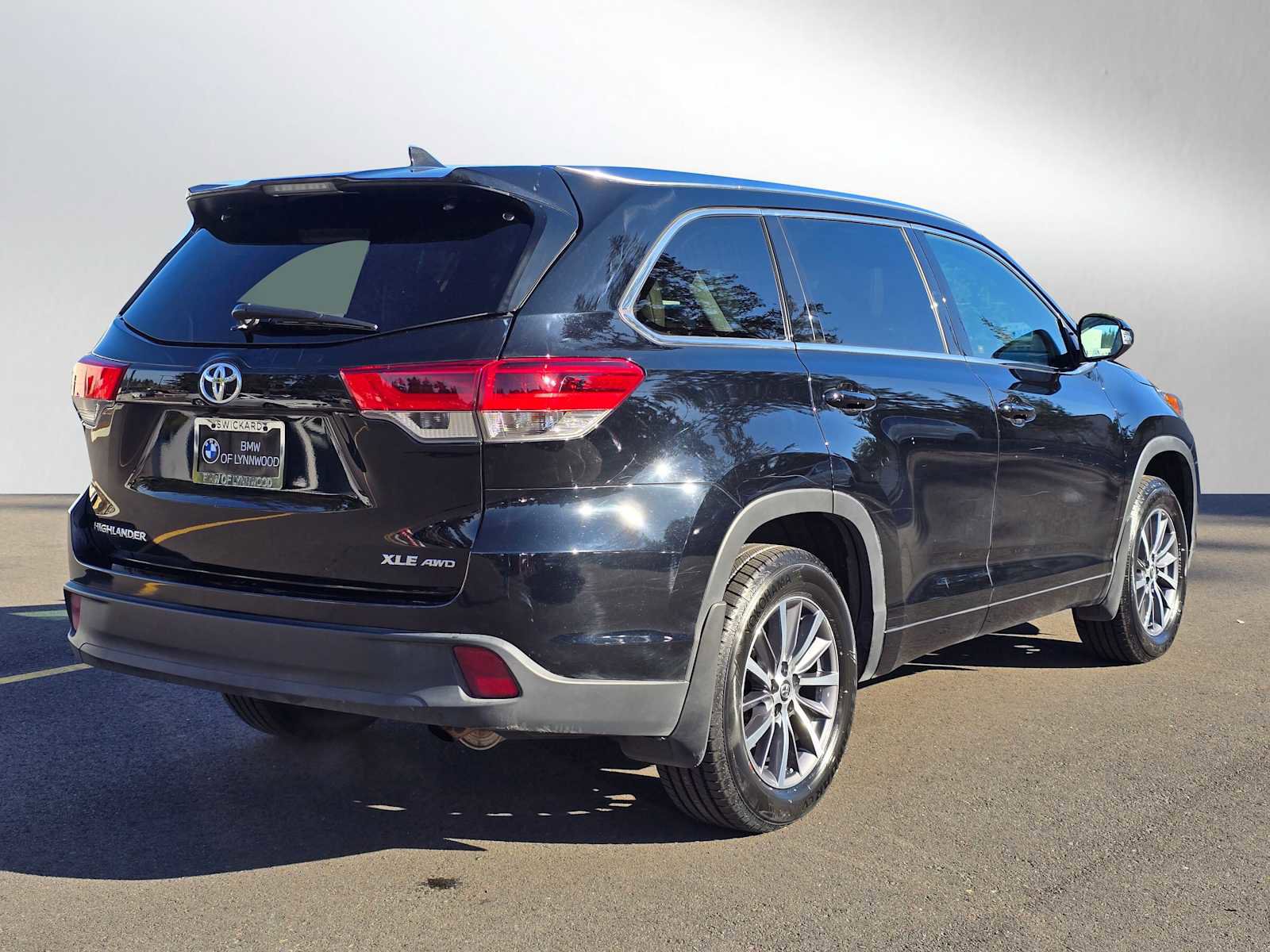 Used 2017 Toyota Highlander XLE image 3