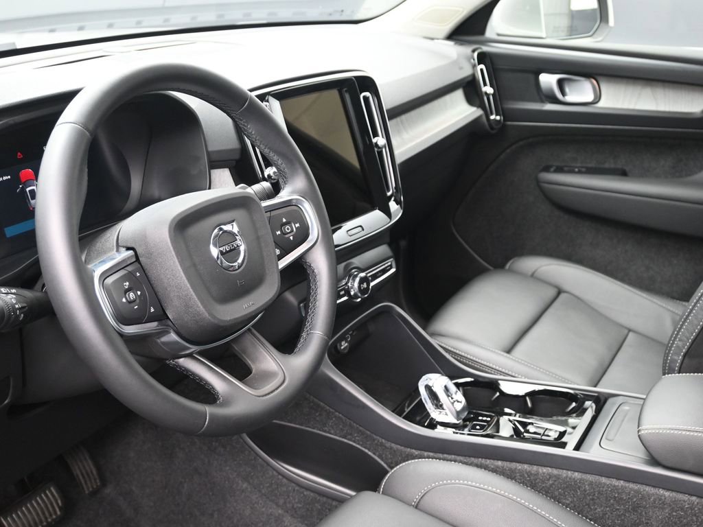Used 2025 Volvo XC40 B5 Plus image 10