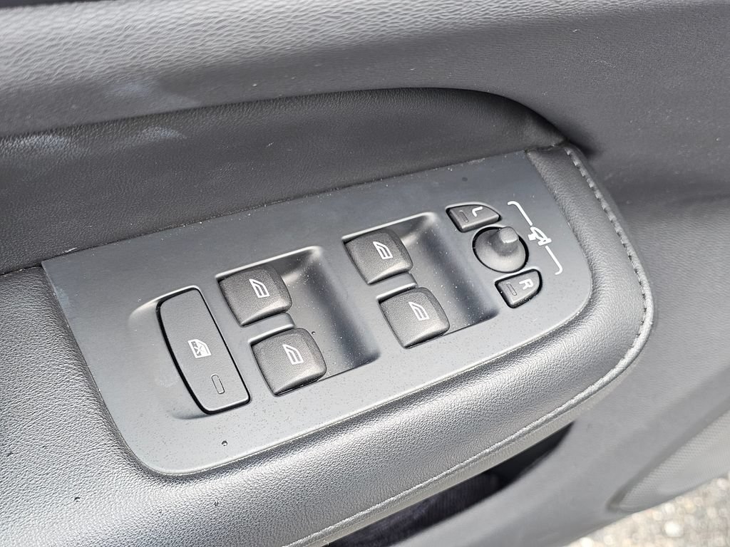 Used 2025 Volvo S60 B5 Core AWD/4WD image 24
