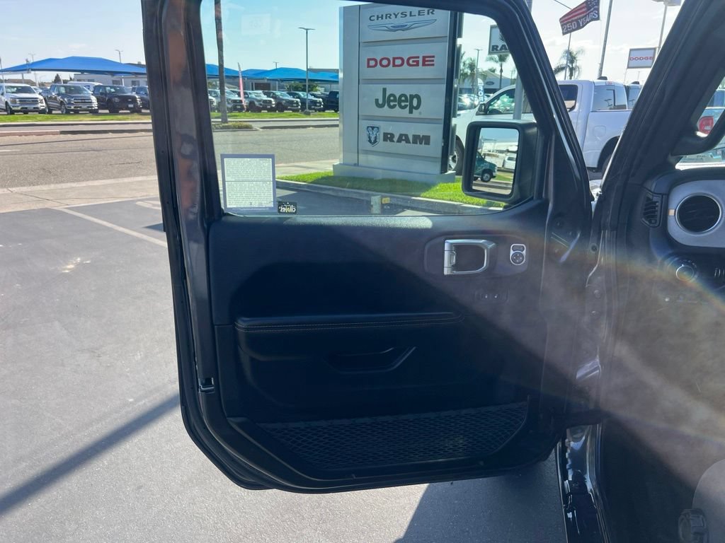 Used 2025 Jeep Wrangler Unlimited Sahara w/ Safety Group AWD/4WD image 18