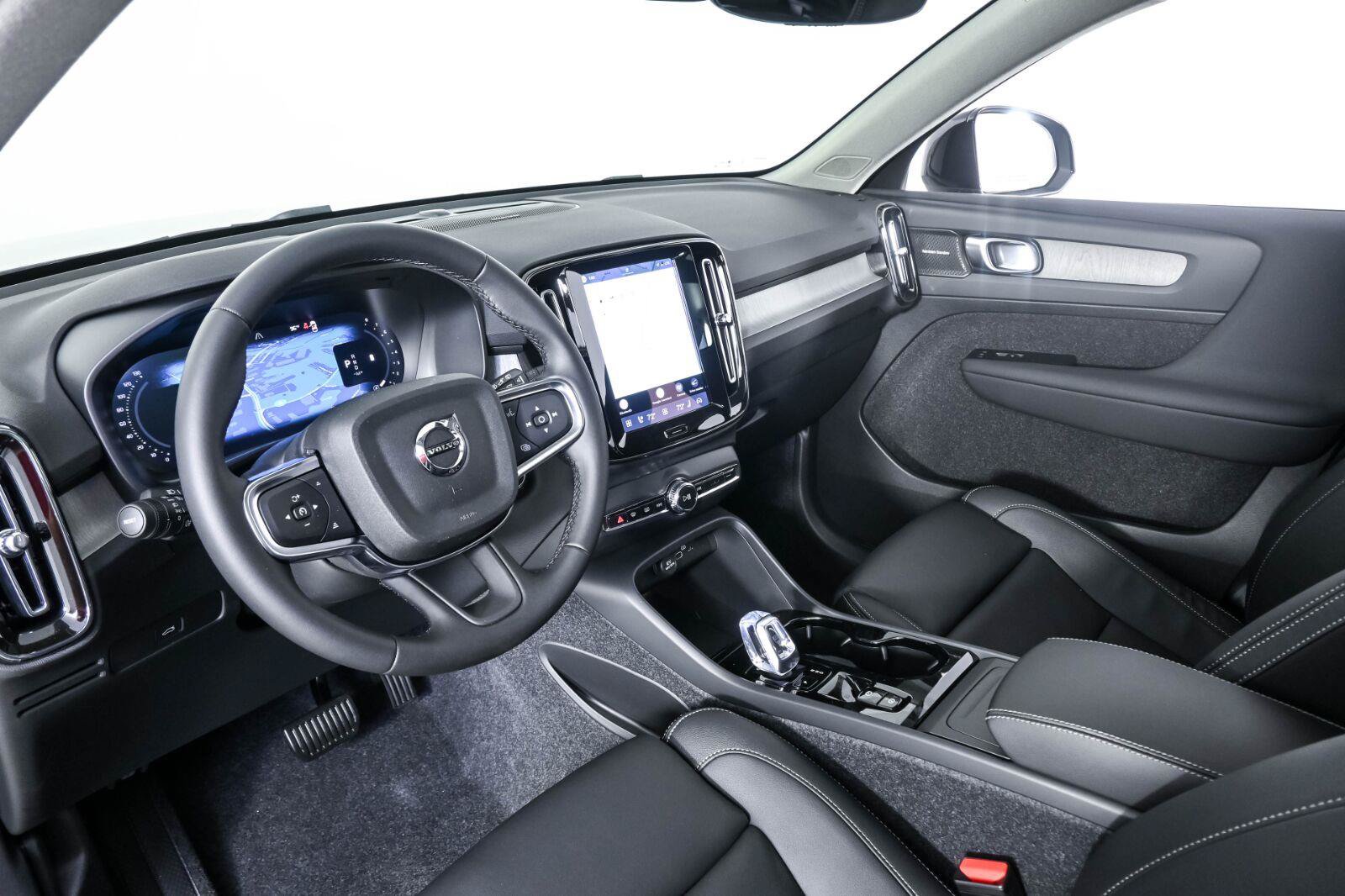 New 2026 Volvo XC40 B5 Plus w/ Climate Package AWD/4WD image 4