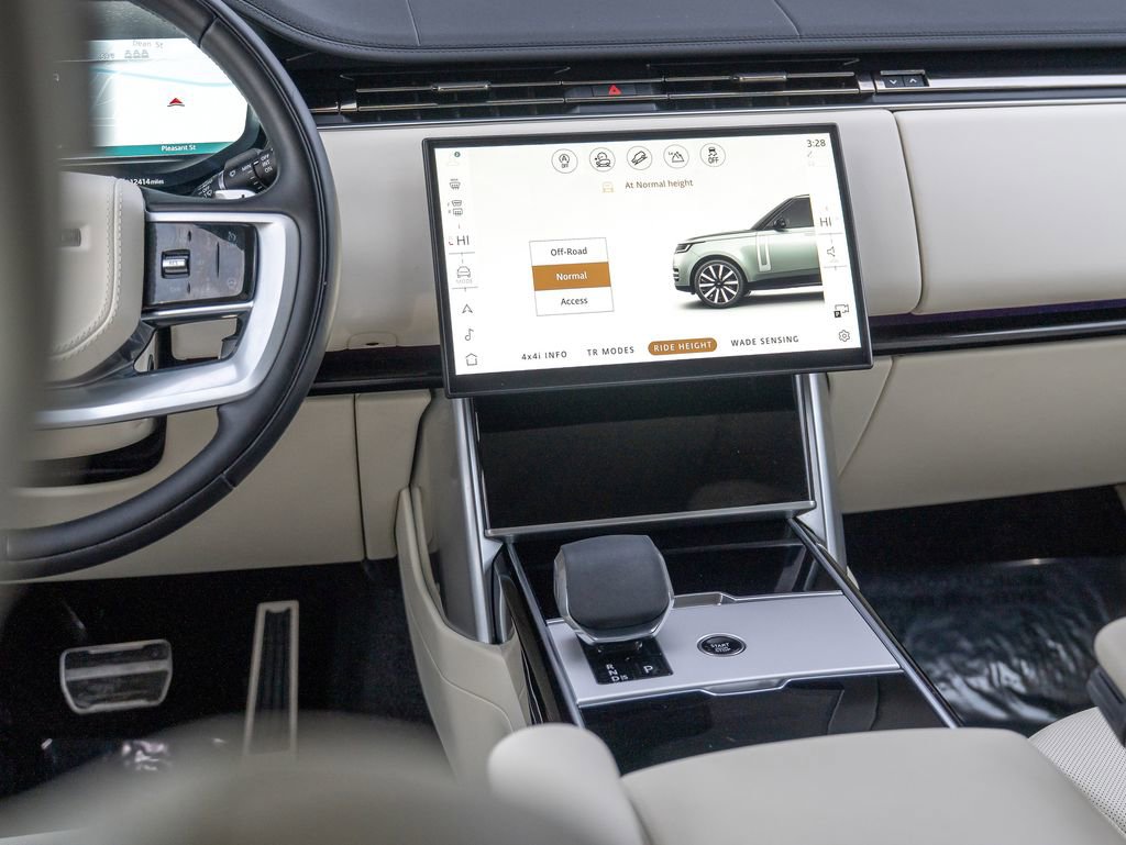 Certified 2025 Land Rover Range Rover SE image 21