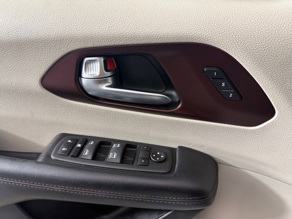Used 2020 Chrysler Pacifica Limited image 19