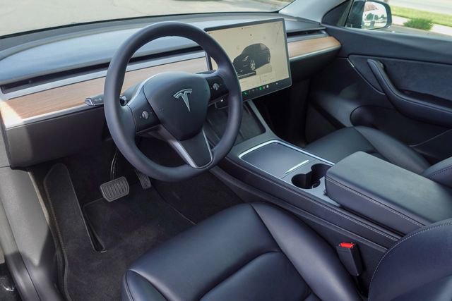 Used 2022 Tesla Model Y Long Range image 11