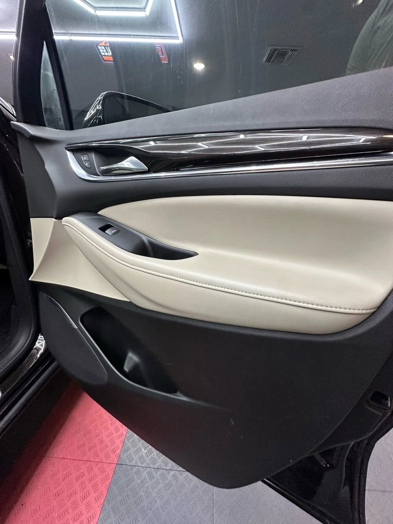 Used 2018 Buick Enclave Essence image 30