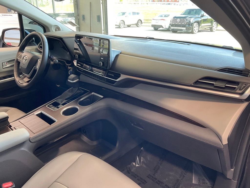 Used 2021 Toyota Sienna XLE w/ XLE Plus Package image 19
