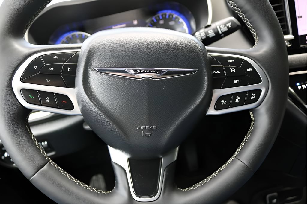 Used 2025 Chrysler Pacifica Select FWD image 23