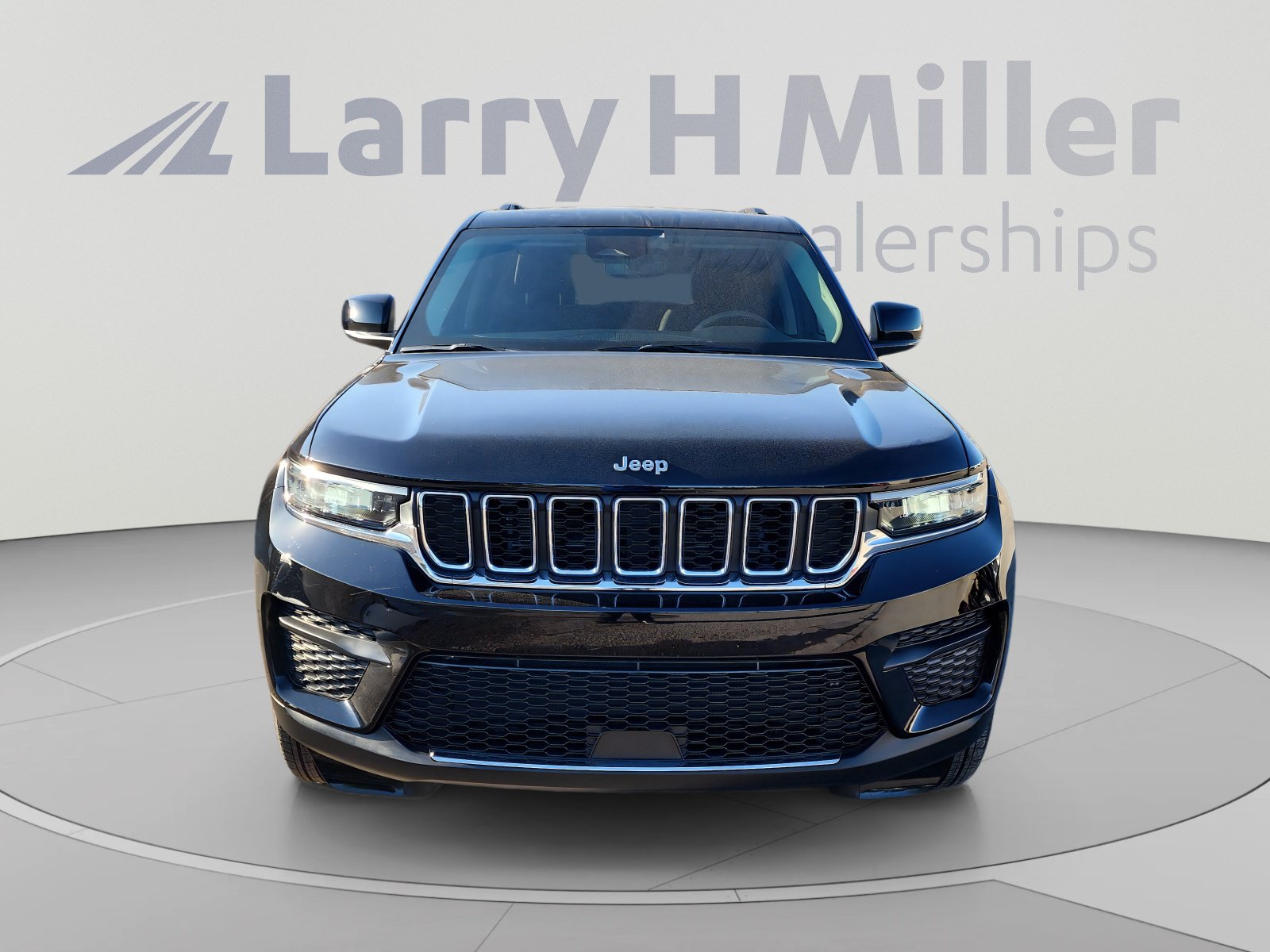 Used 2023 Jeep Grand Cherokee Laredo w/ Luxury Tech Group I RWD image 8