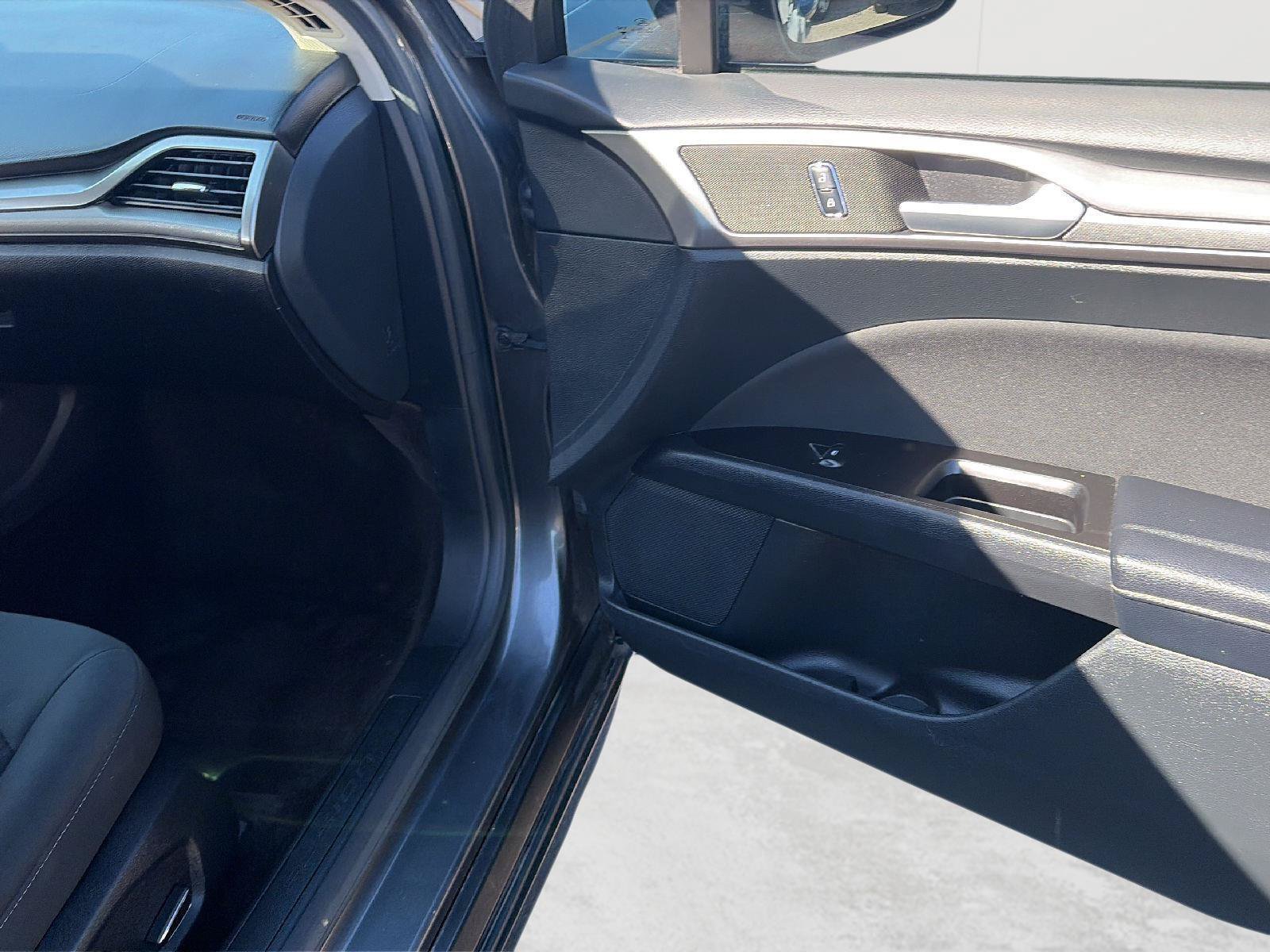 Used 2017 Ford Fusion SE FWD image 18
