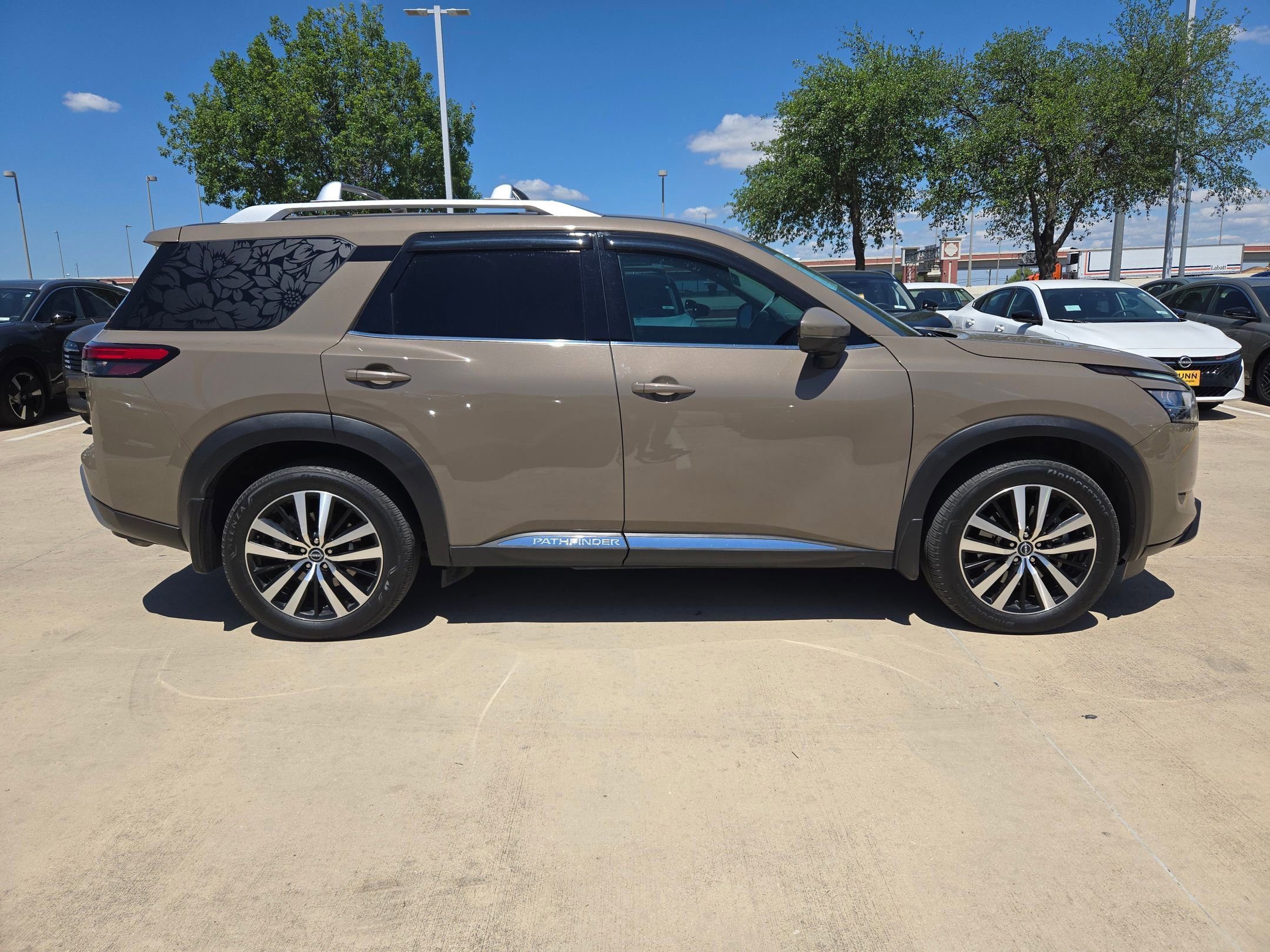 Used 2024 Nissan Pathfinder Platinum image 2