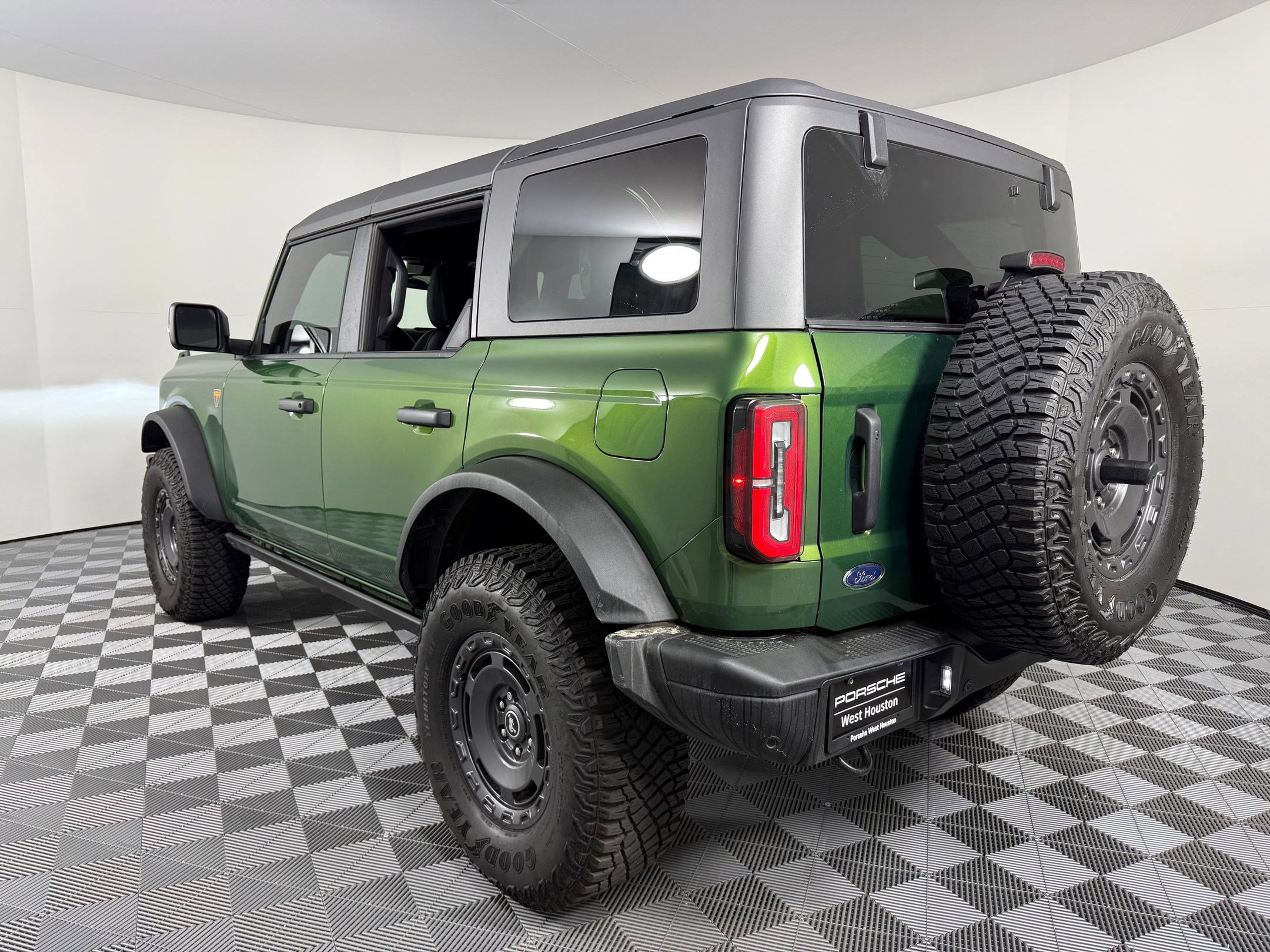 Used 2024 Ford Bronco Badlands image 3