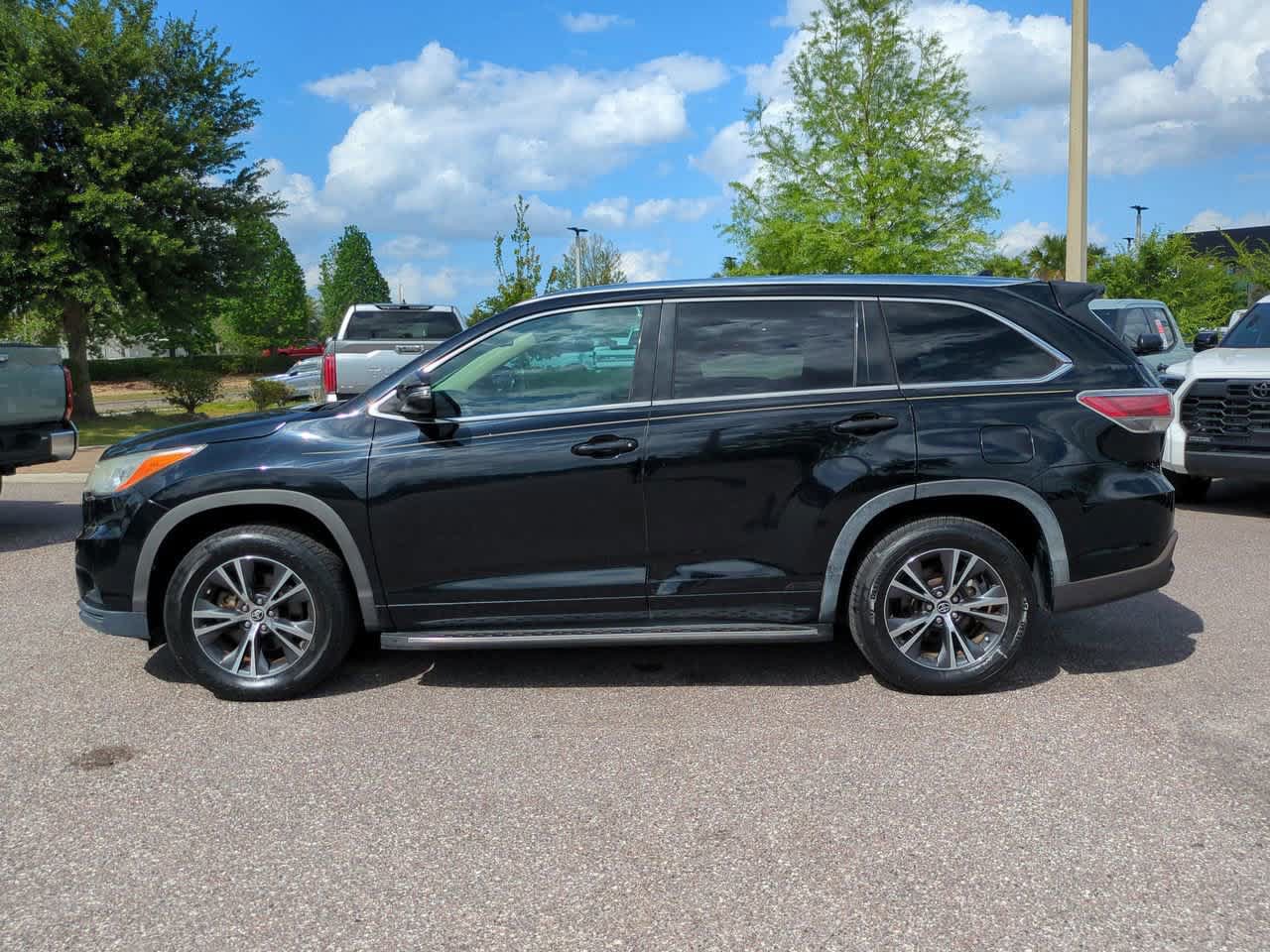 Certified 2016 Toyota Highlander XLE FWD image 3