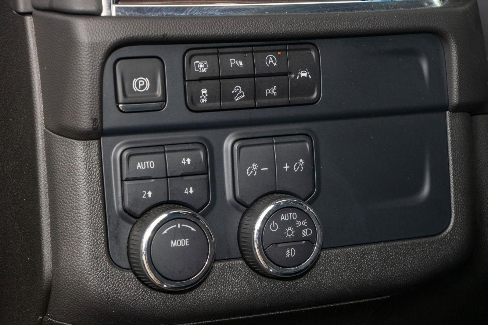 Used 2025 Chevrolet Suburban Z71 image 29