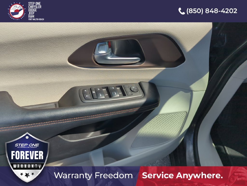 Used 2019 Chrysler Pacifica Touring Plus w/ Tire & Wheel Group FWD image 18
