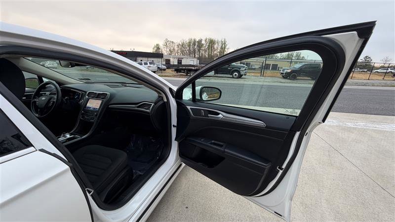 Used 2020 Ford Fusion SE image 20