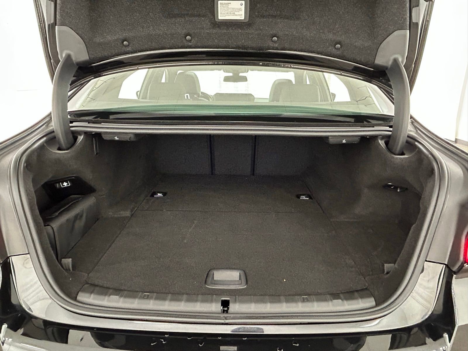 Used 2023 BMW 530e xDrive w/ Premium Package image 38