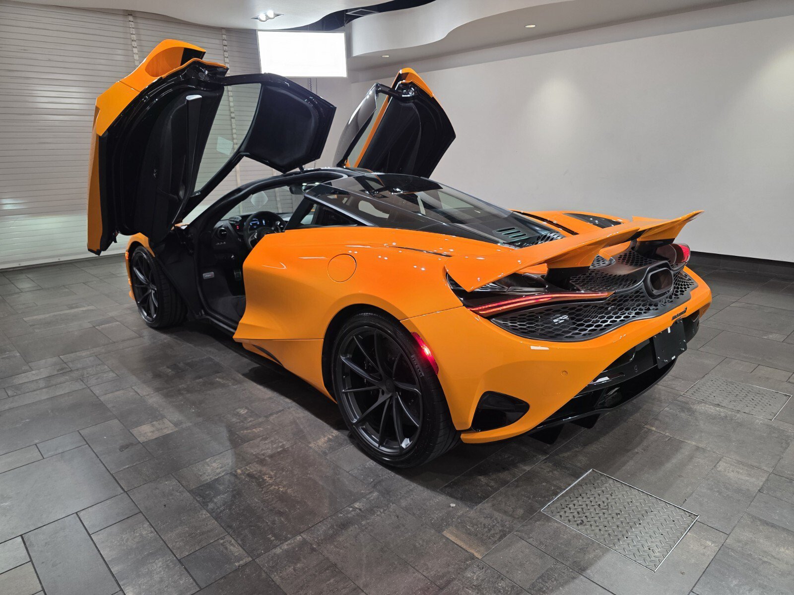 Used 2025 McLaren 750S RWD image 25