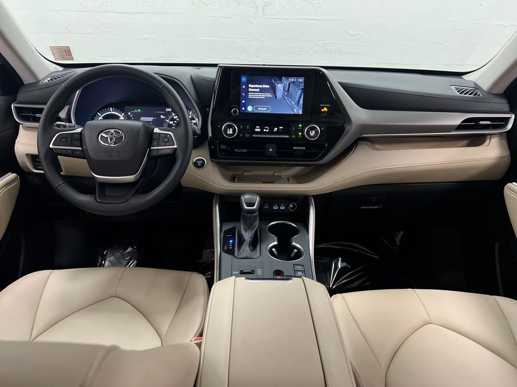 Used 2025 Toyota Highlander XLE image 14