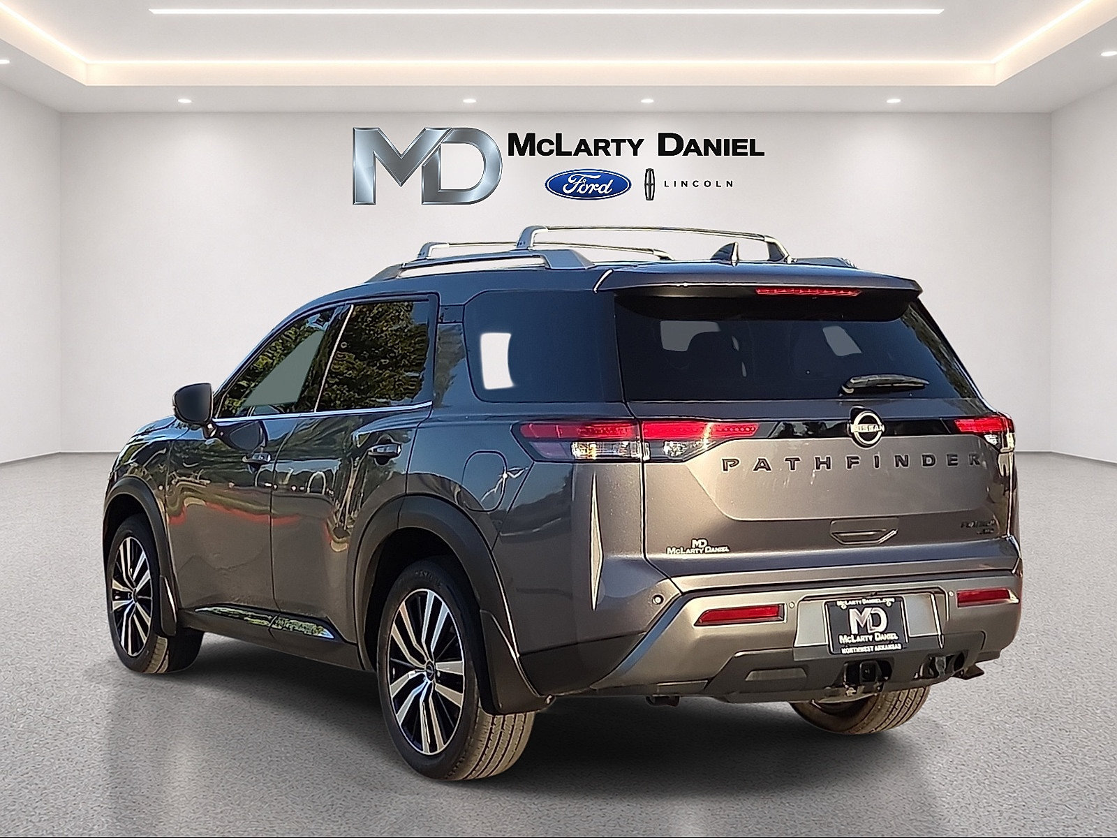 Used 2024 Nissan Pathfinder Platinum w/ Black Appearance Package AWD/4WD image 4