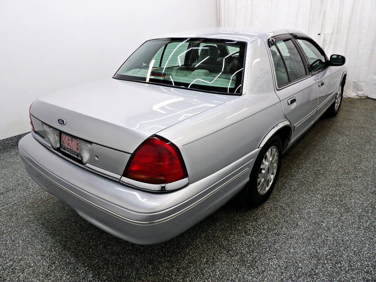 Used 2003 Ford Crown Victoria LX RWD image 6